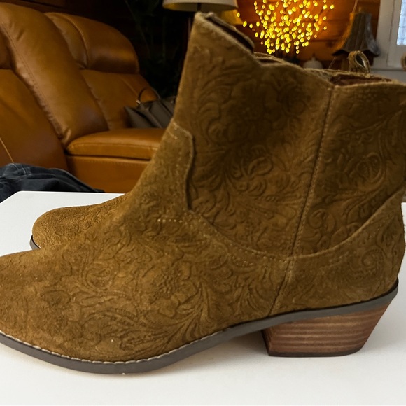 Yellow Box Caramel Embossed Leather Ankle Booties Size 8 - Picture 3 of 8